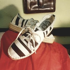 DV canvas tennis shoes 9m